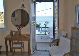 Balkón nebo terasa v ubytování Alkistis Cozy by The Beach Apartment in Ikaria Island inTherma Bay - 2nd Floor