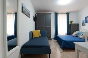 una piccola stanza con due letti e uno specchio di Residenza della Laguna a Orbetello