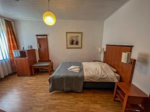 sypialnia z łóżkiem, stołem i krzesłem w obiekcie Hotel Restaurant Hüftgold w mieście Plettenberg