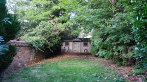 a house in the middle of a yard with trees at Free Parking & Garden & Central Contractor in Bedford