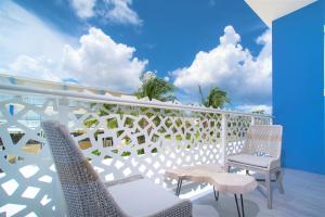 Balkón nebo terasa v ubytování Cayman Luxury Rentals at The Grove