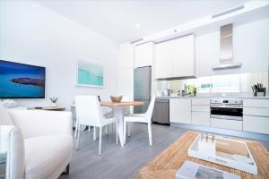 Kuchyň nebo kuchyňský kout v ubytování Cayman Luxury Rentals at The Grove