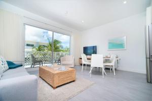 TV a/nebo společenská místnost v ubytování Cayman Luxury Rentals at The Grove