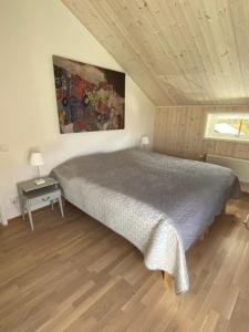 a bedroom with a large bed and a window at Tällberg, utsikt över Siljan in Leksand