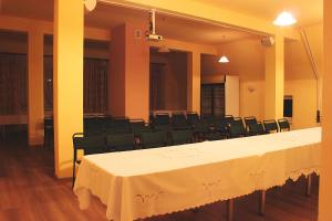 pokój z rzędami stołów i krzeseł w obiekcie Hotel Restauracja U Guta w mieście Klikuszowa
