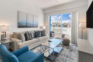 Posezení v ubytování Cayman Luxury Rentals at The Grove