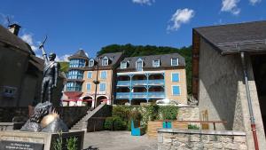 Joli studio avec balcon donnant sur la montagne في سانت-ماري-دي-كامبان: تمثال رجل امام مبنى