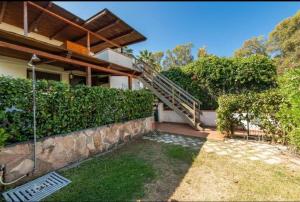 ein Haus mit einer Steinmauer und einer Treppe in der Unterkunft Geremeas Country Club in Torre delle Stelle