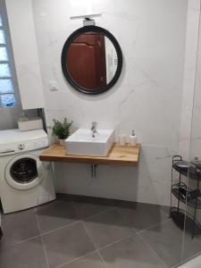 y baño con lavabo y lavadora. en Apartamento Concarera en Tudela