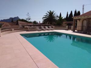Una piscina con agua azul en un patio. en Villa Greyjoy - AzulenaCalpe, en Calpe