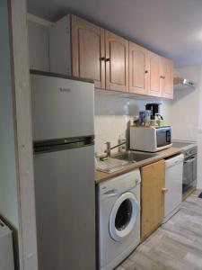 una cucina con frigorifero e lavatrice di La Bouee, entre Manche et Seine a Saint-Nicolas-de-la-Haie