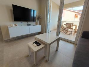 TV a/nebo společenská místnost v ubytování Seashells Apartments Tribunj