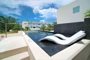 Bazén v ubytování Cayman Luxury Rentals at The Grove nebo v jeho okolí