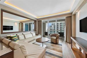 フォート・ローダーデールにあるLuxury Suite at Fort Lauderdaleのソファとテレビのあるリビングルーム
