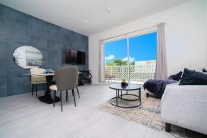 TV a/nebo společenská místnost v ubytování Cayman Luxury Rentals at The Grove