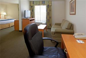 A seating area at Holiday Inn Express Hotel & Suites Columbus, an IHG Hotel