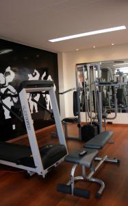 une salle de sport avec un tapis de course et plusieurs tapis de course dans l'établissement Pampulha Lieu Hotel, à Belo Horizonte