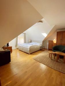 Vila Bellevue في لوهاتشوفيتسا: غرفة نوم في العلية مع سرير وأريكة
