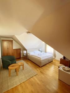 um quarto com uma cama, um sofá e uma mesa em Vila Bellevue em Luhačovice