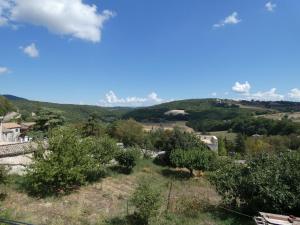 uitzicht op een heuvel met bomen en huizen bij Scappo in Umbria, La casa di Soel in Amelia