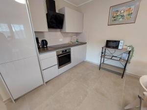 Kuchyň nebo kuchyňský kout v ubytování Seashells Apartments Tribunj