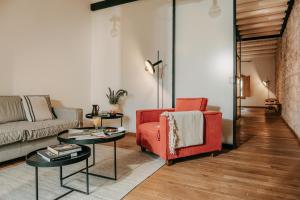 een woonkamer met een rode bank en een tafel bij Susafa in Vallelunga Pratameno