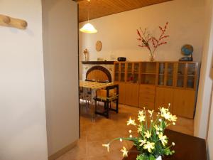een keuken met een tafel en een eetkamer bij Scappo in Umbria, La casa di Soel in Amelia