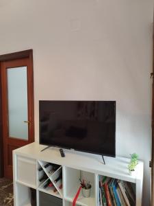 Televízia a/alebo spoločenská miestnosť v ubytovaní QH Gran Via 02 + 11 fotografií