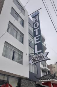 una señal de hotel en el lateral de un edificio en Venecia Hotel Larco, en Trujillo