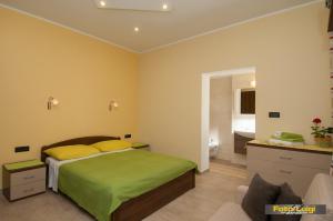 1 dormitorio con cama verde y baño en Apartments KOMEL I, en Opatija