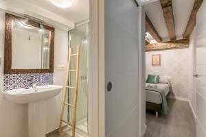łazienka z umywalką i prysznicem w obiekcie The Bullring Suites w Sewilli