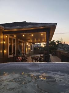 une maison avec une piscine en face d'une terrasse dans l'établissement Summersalt, à Southern Shores