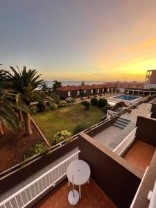 un balcone con vista su un resort con piscina di Apartamentos Los Tarajales a Valle Gran Rey
