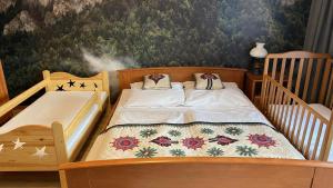 sypialnia z 2 łóżkami pojedynczymi i malowidłem ściennym w obiekcie Helenówka - dom w stylu góralskim w mieście Szczawnica