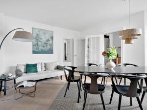 un soggiorno con tavolo, sedie e divano di Sanders Stage - Endearing Three-bedroom Apartment Near Nyhavn a Copenaghen