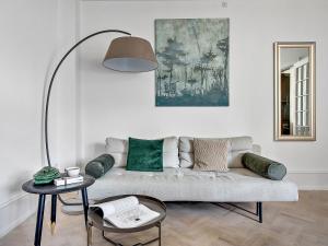 - un salon avec un canapé et une table dans l'établissement Sanders Stage - Endearing Three-bedroom Apartment Near Nyhavn, à Copenhague