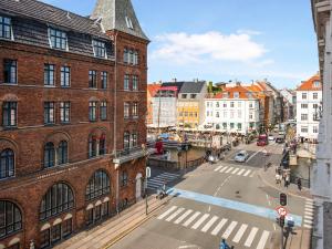 - une vue sur une rue d'une ville avec des bâtiments dans l'établissement Sanders Stage - Endearing Three-bedroom Apartment Near Nyhavn, à Copenhague
