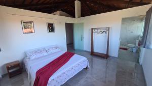 une chambre avec un lit blanc et une salle de bain dans l'établissement Tabatinga Relax Apartamento 2, à Conde