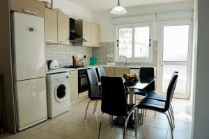 Η κουζίνα ή μικρή κουζίνα στο Villa Sirena, Pernera, Valentino