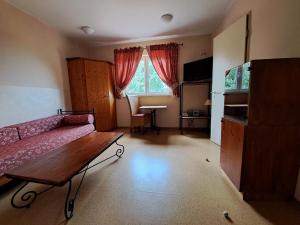 ein Wohnzimmer mit einem Sofa und einem Tisch in der Unterkunft Mediterran Hotel Juwel in Karlstein am Main