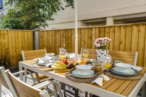 drewniany stół z jedzeniem na patio w obiekcie Charming Sea Haven House, Close to the Marina w mieście Plymouth