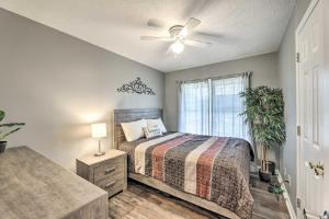 een slaapkamer met een bed en een plafondventilator bij Classic Murfreesboro Home with Grill and Yard! in Murfreesboro