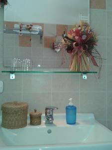 un lavabo con un ramo de flores. en Casa Luciana, en Mergozzo