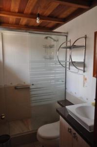 a bathroom with a shower and a toilet and a sink at Lujosa Quinta Vacacional Ibarra in Ibarra