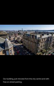 - une vue sur une ville avec des bâtiments et une rue de la ville dans l'établissement Stunning apartment on Perth Rd-mins from City Centre Dundee, à Dundee