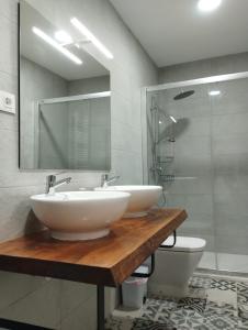 Casa Arroyo de la Celada في ريوبار: حمام مع حوض أبيض ومرحاض