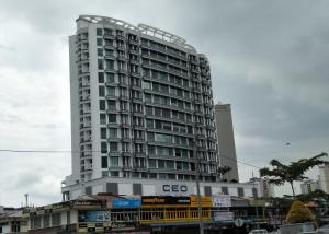 een groot wit gebouw met veel ramen bij Wifi 100Mbps+Netflix - Wau Bulan Flies @ The CEO in Bayan Lepas