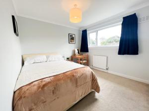 Tempat tidur dalam kamar di Home away from home Milngavie