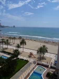 - une vue sur la plage depuis le balcon du complexe dans l'établissement Montemar, B-9º-26, à Cullera