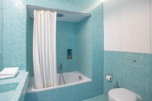 Et badeværelse på Beach hideaway apartment with modernist design + 23 billeder